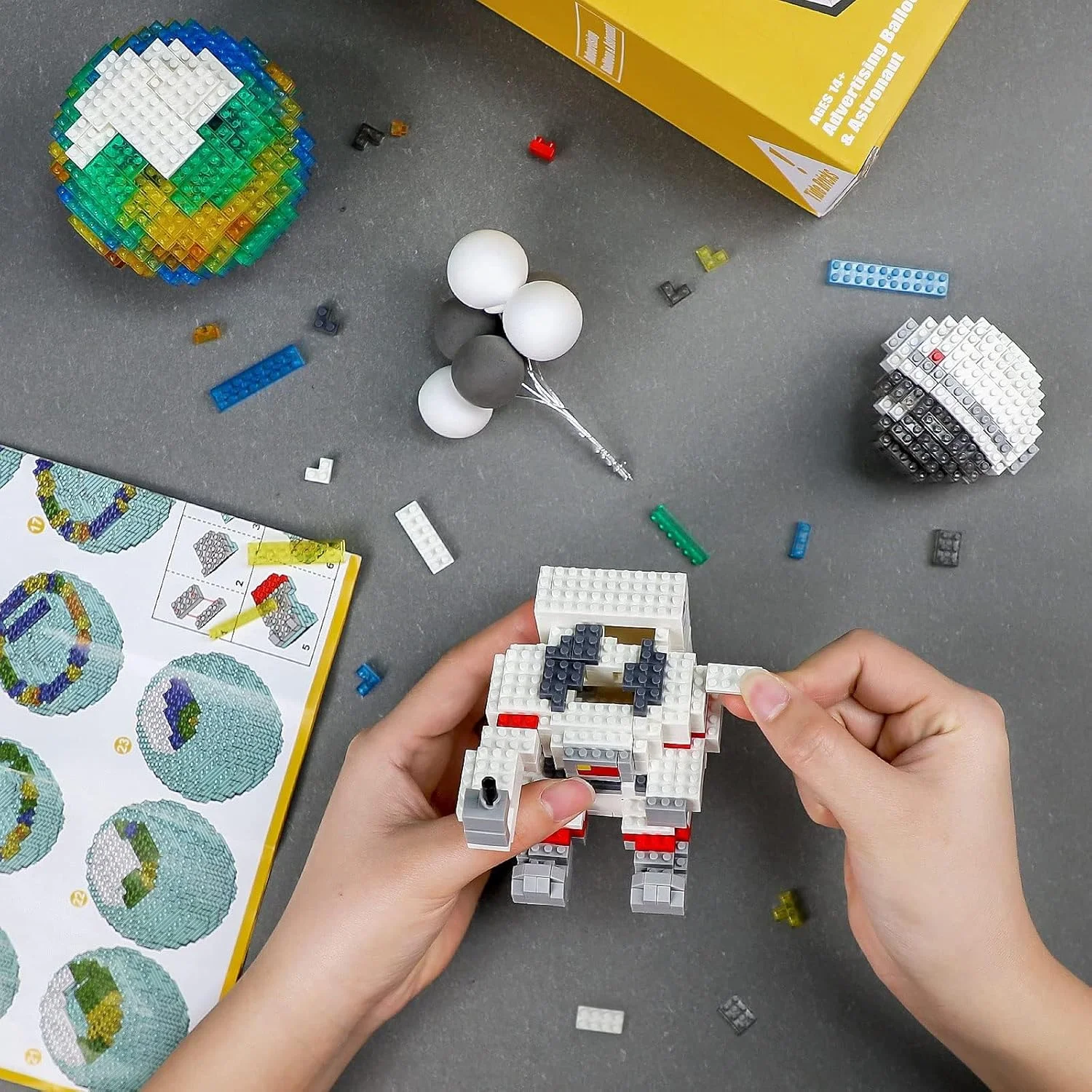 مجموعه مینی بلوک ساختنی فضانورد KASTWAVE، مجموعه بلوک مدل فضایی، مجموعه بلوک های کوچک نورانی LED 1368 تکه، ایده آل برای بزرگسالان و نوجوانان، بسته بادکنکی مدل با تم فضانورد مجموعه مینی بلوک ساختنی فضانورد KASTWAVE، مجموعه بلوک مدل فضایی، مجموعه بلوک های کوچک نورانی LED 1368 تکه، ایده آل برای بزرگسالان و نوجوانان، بسته بادکنکی مدل با تم فضانورد