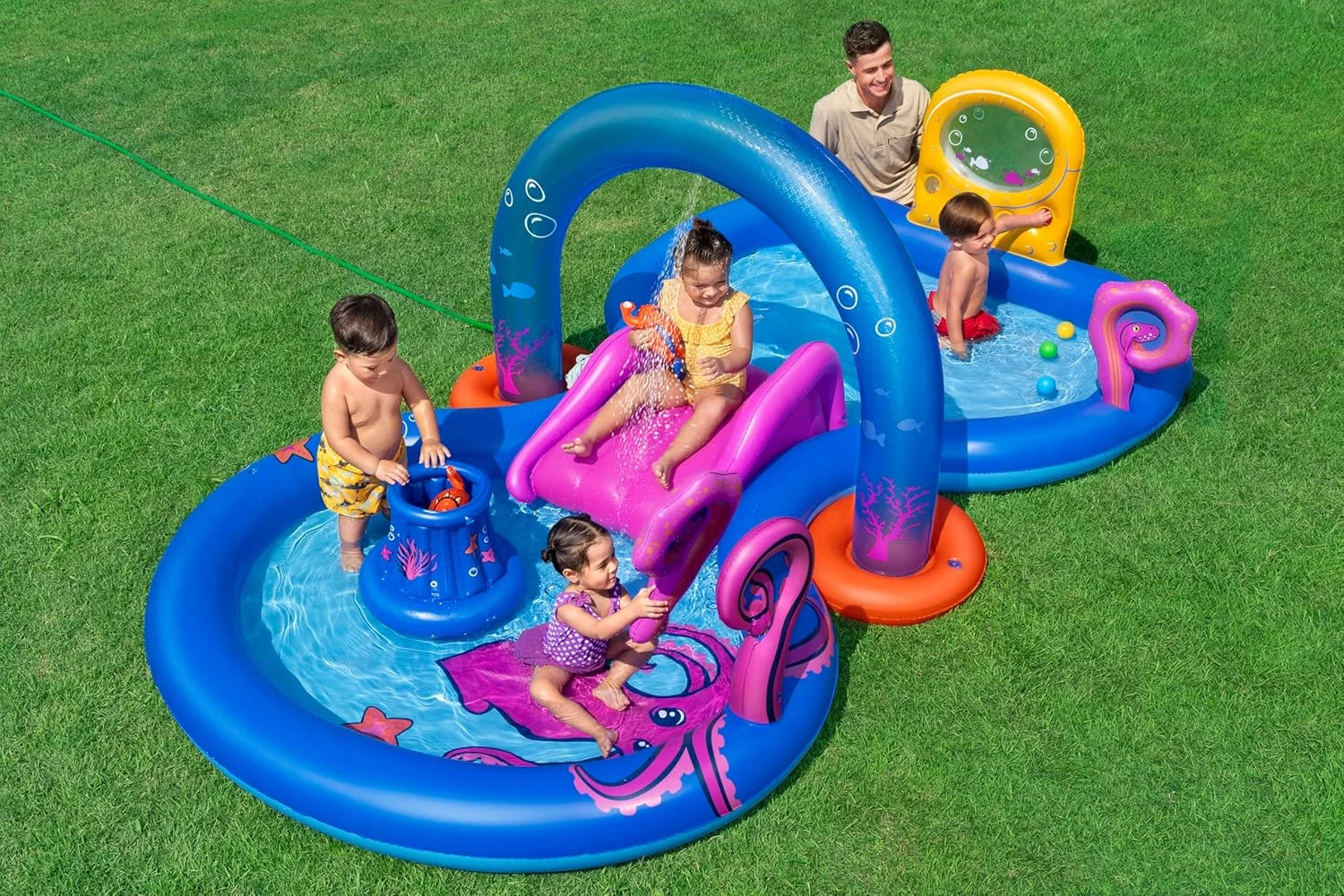 مرکز بازی اودیسه دریایی بست وی 330X188X117 سانتی متر، تفریح و استراحت در فضای باز و داخل خانه، با تم دریای عمیق، سرسره جداشدنی با طناب و حلقه های اتصال، آبپاش کمانی، تیرکمان، استفاده آسان