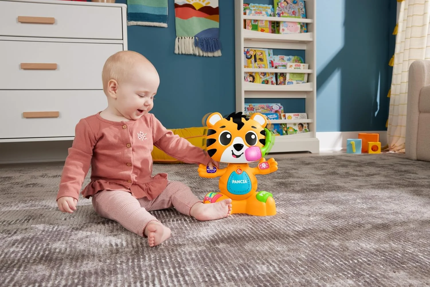 اسباب بازی آموزشی Fisher-Price برای نوزادان و کودکان نوپا، ببر جاستین رقصنده و آموزش دهنده با صداها و نورها برای کودکان از 9 ماهگی، نسخه ایتالیایی، HYL04