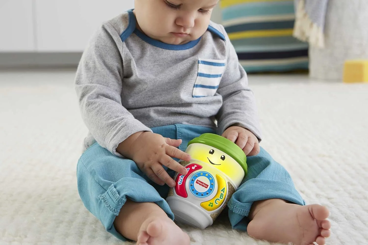 ست هدیه اسباب بازی های کودک فیشر پرایس مدل Laugh & Learn با تلفن هوشمند اسباب بازی، فنجان قهوه دندان گیر، جغجغه و روزنامه چروک (اختصاصی آمازون)