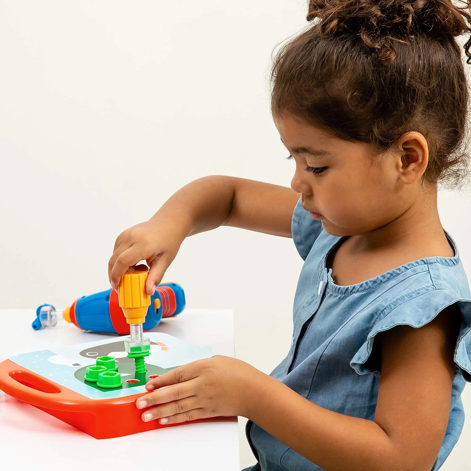 مجموعه آموزشی طراحی و دریل حروف الفبا و اعداد، ۹۰ قطعه به همراه اسباب بازی دریل برقی، لوازم ضروری کلاس درس پیش دبستانی و مهد کودک، مناسب برای سنین ۳ سال به بالا