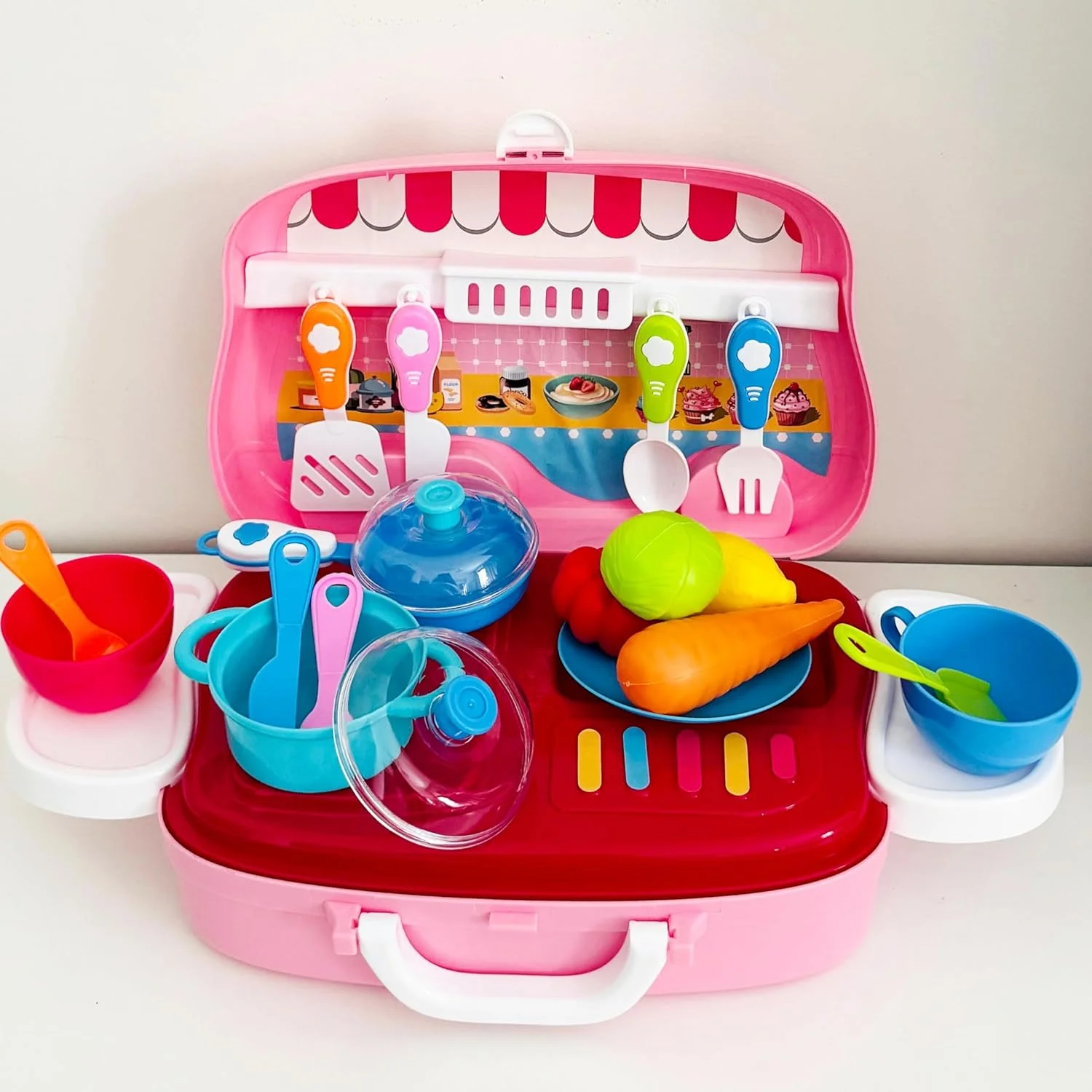 مجموعه آشپزخانه کوچک قابل حمل باغ اسباب بازی: اسباب بازی های آموزشی بازی وانمودی آشپزی برای کودکان در چمدان با چنگال، چاقو، قاشق، تابه، قابلمه، میوه ها، فنجان ها و موارد دیگر - بازی نقش آفرینی تعاملی برای کودکان