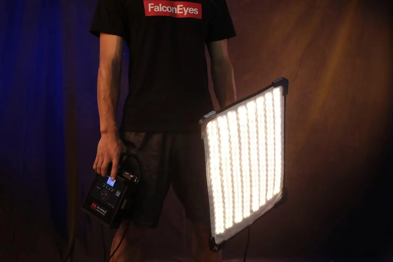 پنل نور LED انعطاف پذیر Falcon Eyes RX-18TDX II به همراه سافت باکس لانه زنبوری، 100 وات، دو رنگ 3000-5600K، ضد آب IPX8، نورپردازی مداوم استودیویی با DMX و 9 حالت جلوه ویژه