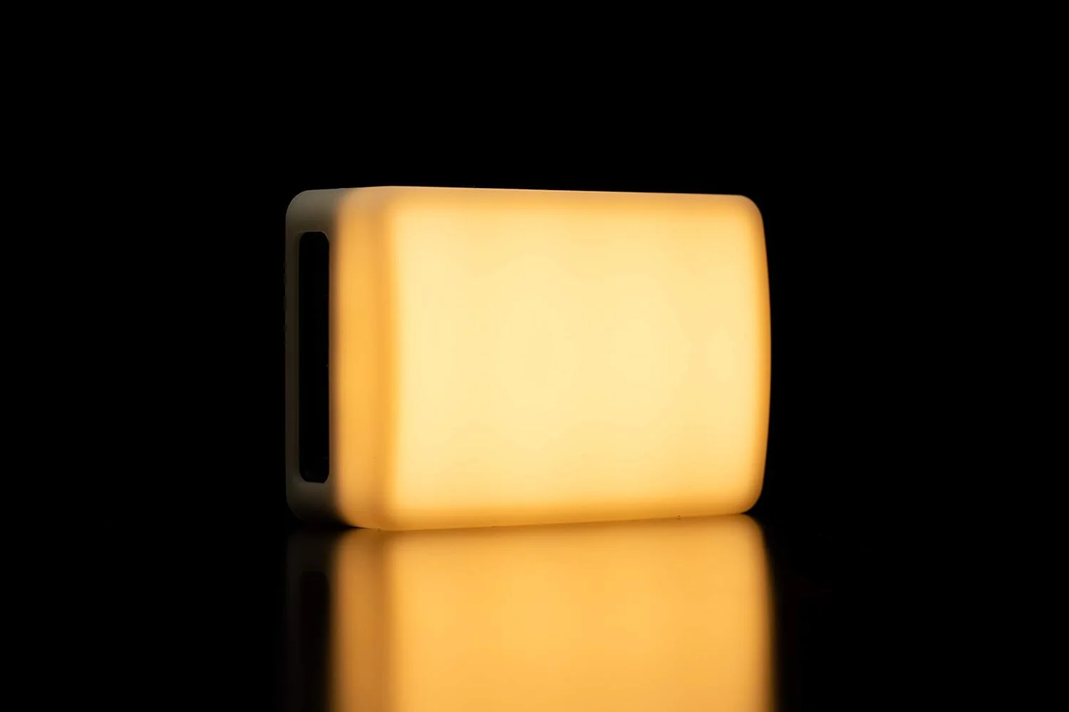 نور فیلمبرداری RGBWW آپچر مدل MC با کنترل کامل رنگ HSI و محدوده دمای رنگی 3200K-6500K و اپلیکیشن Sidus Link