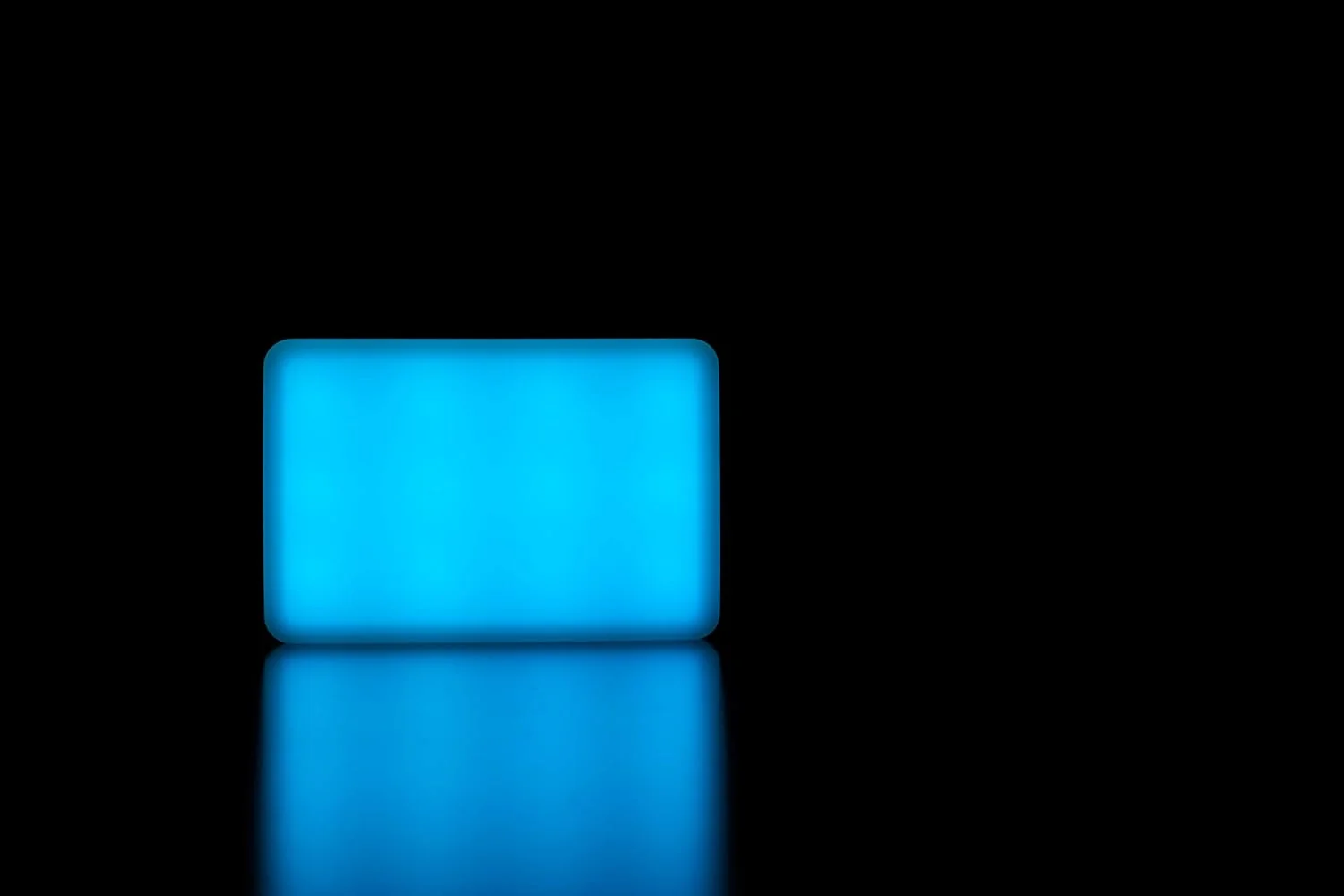 نور فیلمبرداری RGBWW آپچر مدل MC با کنترل کامل رنگ HSI و محدوده دمای رنگی 3200K-6500K و اپلیکیشن Sidus Link