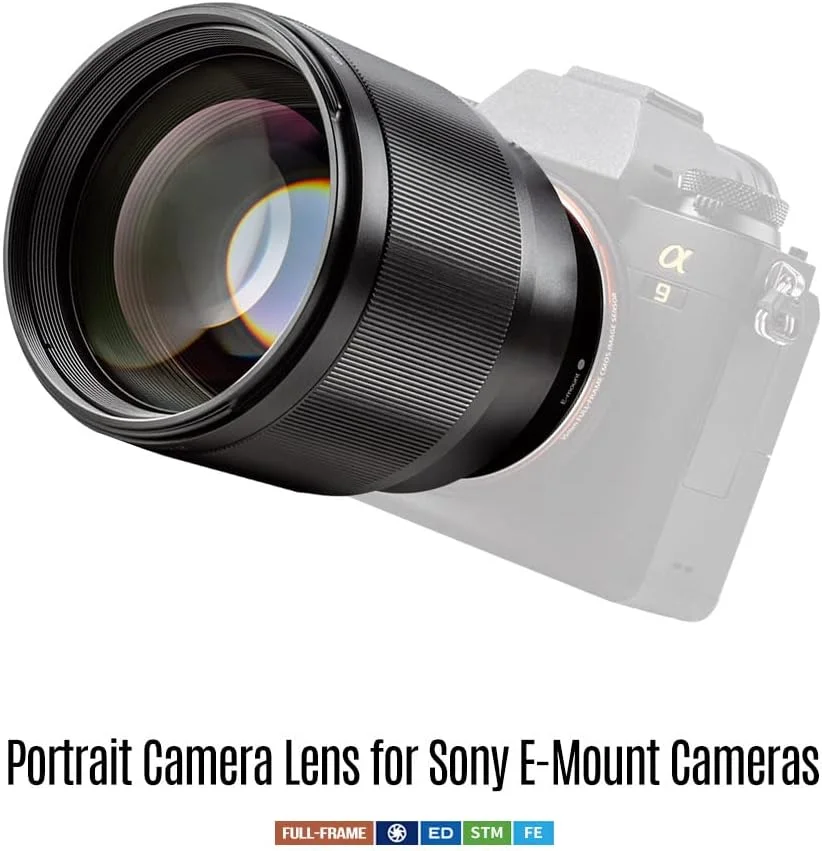 لنز حرفه ای فول فریم سونی E-Mount مدل Morelian AF 85/1.8 II به همراه هود لنز، اتصالات الکترونیکی فلزی، فاصله کانونی 85 میلی متر، دیافراگم F1.8، پشتیبانی از فوکوس خودکار AF و انتقال اطلاعات EXIF