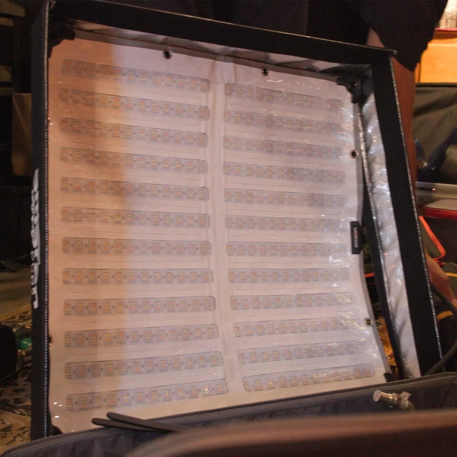 صفحه نور LED انعطاف پذیر Aputure Amaran F22x، 200 وات، دو رنگ 2500K~7500K، پشتیبانی از کنترل برنامه برای فیلمسازان، تهیه کنندگان ویدیو و عکاسان