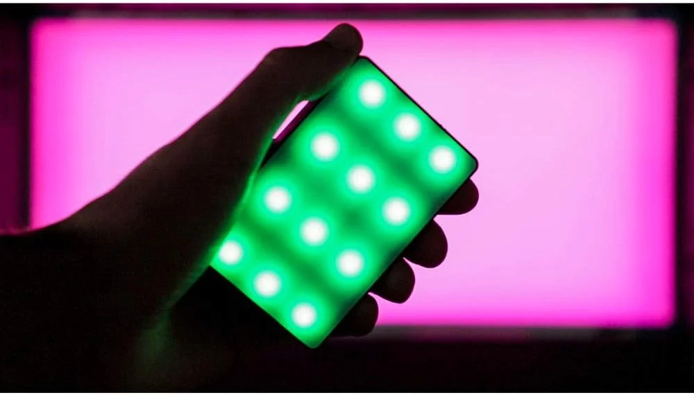 نور ویدئویی کوچک Aputure Amaran MC RGBWW قابل نصب روی دوربین، 3200K-6500K، حالت HSI، پشتیبانی از جذب مغناطیسی، اپلیکیشن با USB-C PD و شارژ بی‌سیم