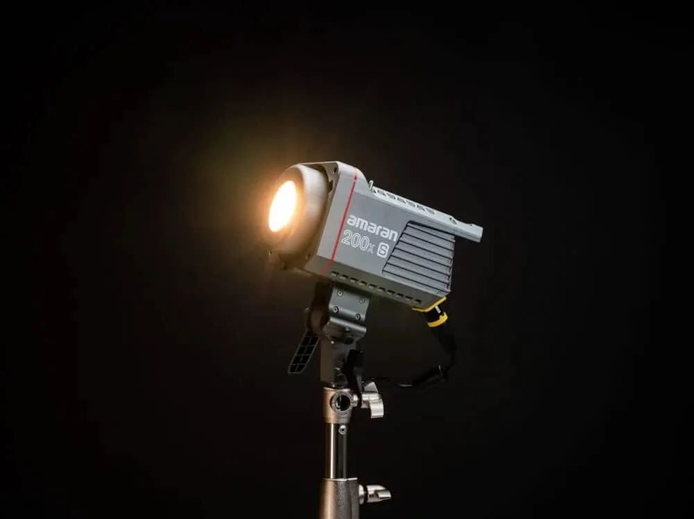 نور ویدئویی ال ای دی COB مدل Aputure Amaran 200X S 200w به همراه پارچه Ginisfoto دو رنگ 2700-6500K، با TLCI 98+ CRI 95+ SSI 89+ ارتقا یافته، 9 جلوه نوری، کنترل از طریق اپلیکیشن برای پرتره، استودیو، مصاحبه و فیلمبرداری