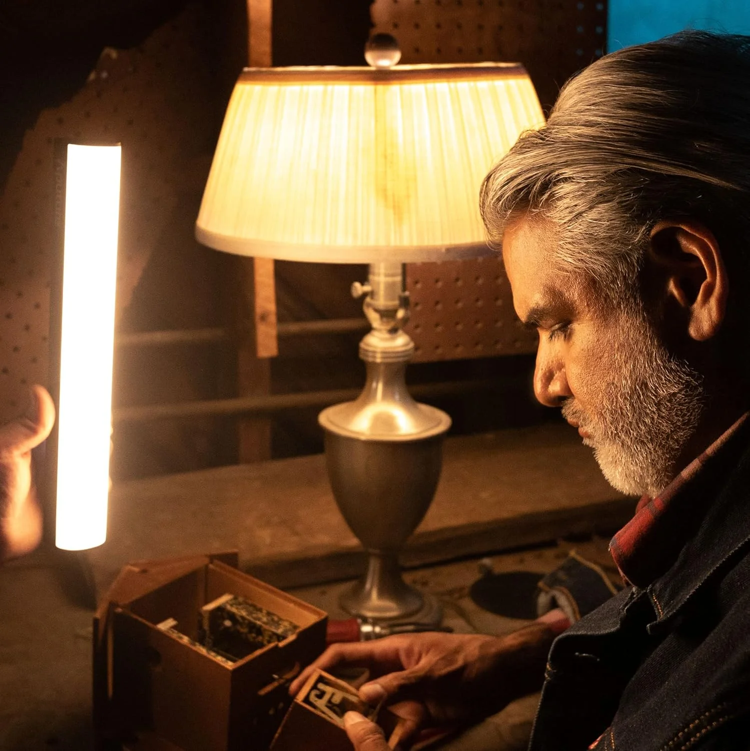 چراغ تیوب مینی Aputure MT Pro [اولین چراغ پیکسلی] با خروجی تمام رنگی، استیک نوری 2000 تا 10000K با 36 ال ای دی پیکسلی RGB WW، پشتیبانی از DMX، افکت ها، برنامه Sidus Link برای عکاسی و فیلمبرداری