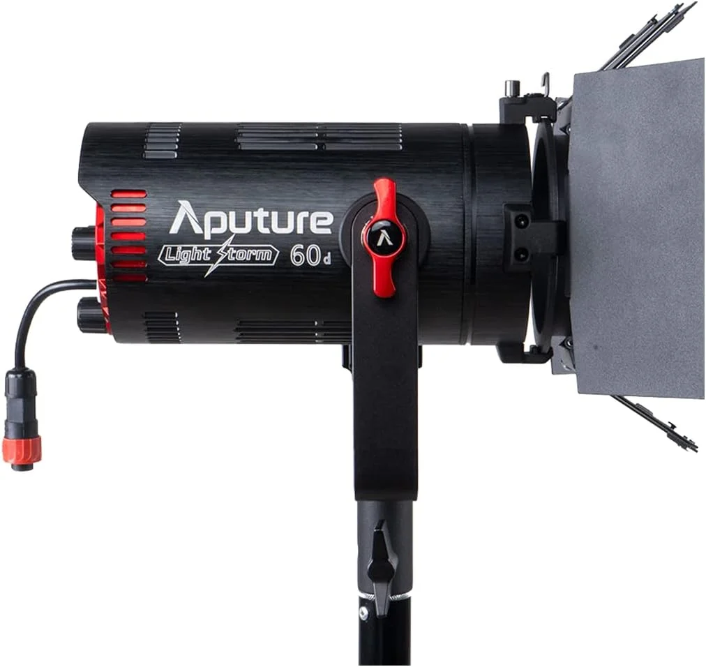 نور ویدئویی ال ای دی COB مدل Aputure LS 60d با CRI95+ و TLCI95+، میزان روشنایی 7,000 لوکس در 3 متر، 5600 کلوین، 60 وات، با کنترل از طریق اپلیکیشن بلوتوث Sidus Link و کنترل داخلی، پشتیبانی از منبع تغذیه AC/DC