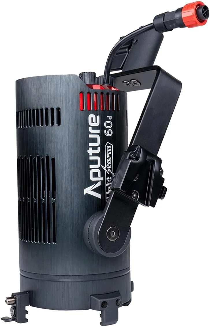 نور ویدئویی ال ای دی COB مدل Aputure LS 60d با CRI95+ و TLCI95+، میزان روشنایی 7,000 لوکس در 3 متر، 5600 کلوین، 60 وات، با کنترل از طریق اپلیکیشن بلوتوث Sidus Link و کنترل داخلی، پشتیبانی از منبع تغذیه AC/DC