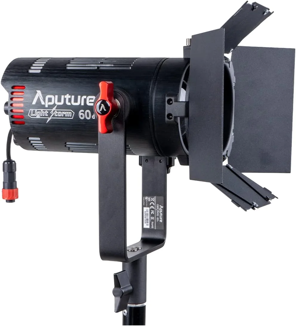 نور ویدئویی ال ای دی COB مدل Aputure LS 60d با CRI95+ و TLCI95+، میزان روشنایی 7,000 لوکس در 3 متر، 5600 کلوین، 60 وات، با کنترل از طریق اپلیکیشن بلوتوث Sidus Link و کنترل داخلی، پشتیبانی از منبع تغذیه AC/DC