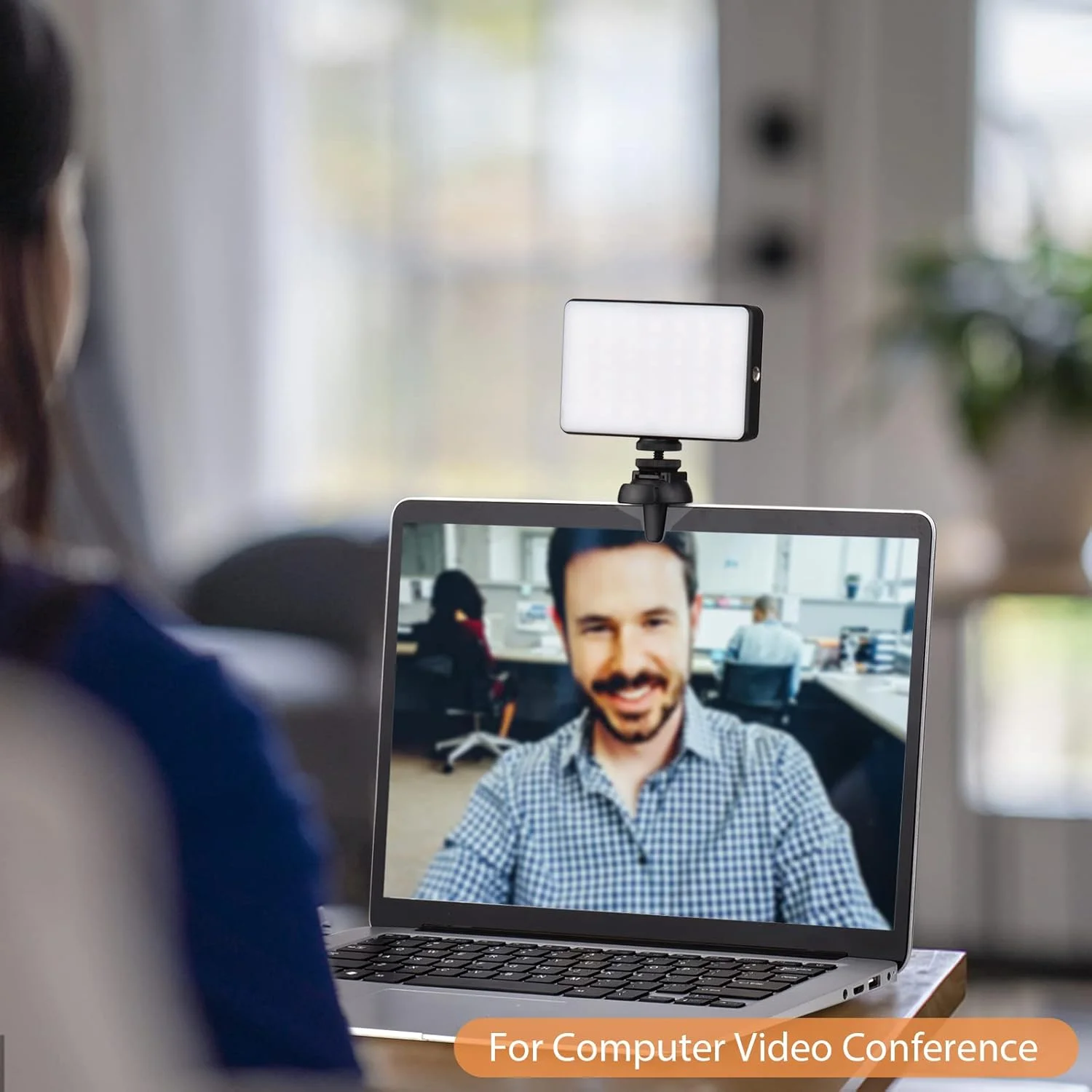 کیت نور ویدئویی ال ای دی RGB مدل W140 با CRI95، دمای رنگی 2500K تا 9000K، قابلیت تنظیم نور، 20 جلوه نوری به همراه سه پایه رومیزی، هد توپی، نگهدارنده تلفن، گیره کامپیوتر و آداپتور کفشک سرد برای کنفرانس، پخش زنده و ولاگ موبایل