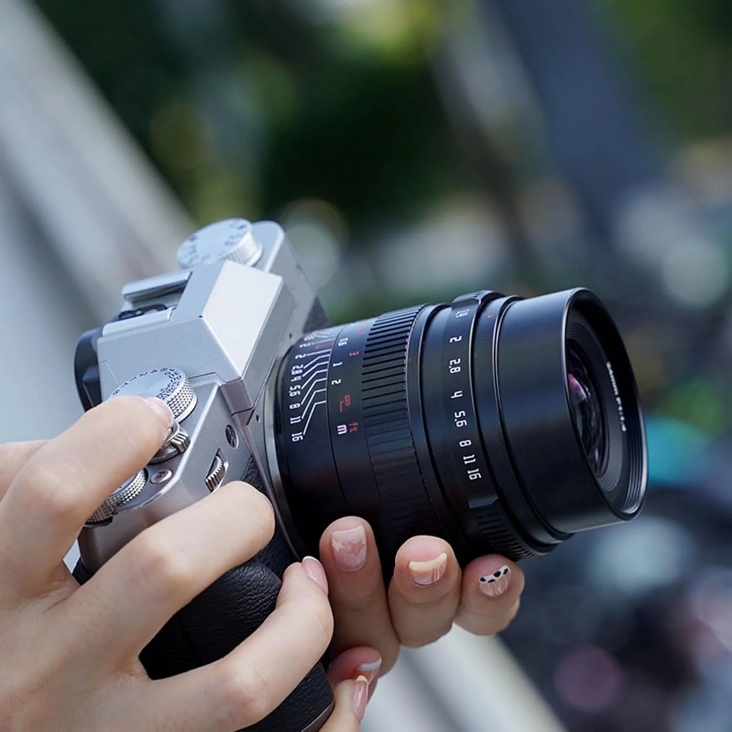 لنز 24mm F1.4 APS C، لنز فوکوس دستی 24mm F1.4 با بدنه فلزی مقاوم، مناسب برای عکاسی از موضوعات مختلف برای GH3 و E M5