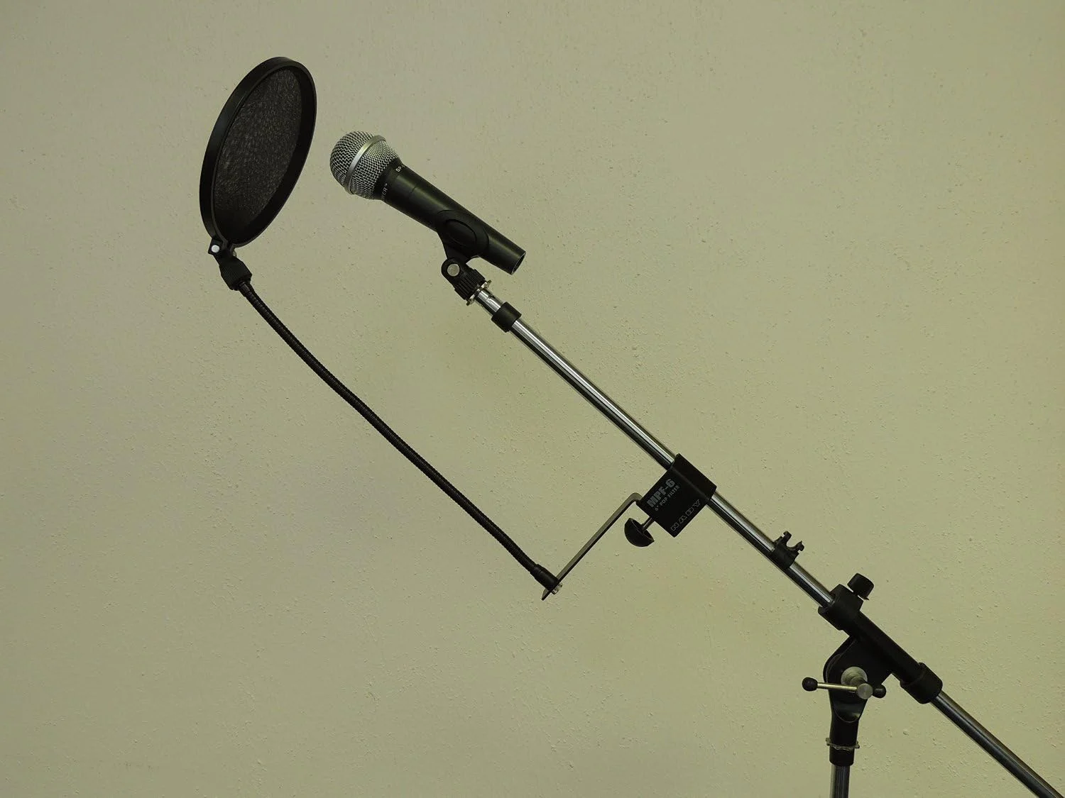 فیلتر پاپ میکروفون Nady MPF-6 با گیره 6 اینچی، گردن غازی انعطاف پذیر و بازوی فلزی تثبیت کننده