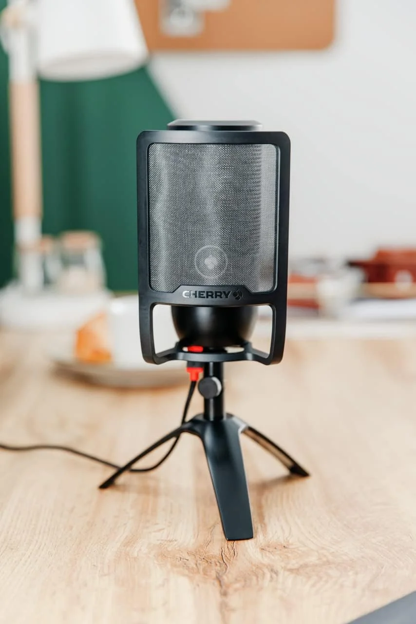 فیلتر محافظ CHERRY UM برای میکروفون های سری CHERRY UM 3.0 6.0 9.0. دارای پیچ تنظیم برای پادکست، استریم، بازی یا تنظیمات اداری سفارشی.