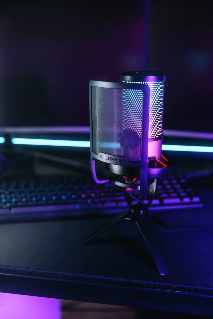 فیلتر محافظ CHERRY UM برای میکروفون های سری CHERRY UM 3.0 6.0 9.0. دارای پیچ تنظیم برای پادکست، استریم، بازی یا تنظیمات اداری سفارشی.