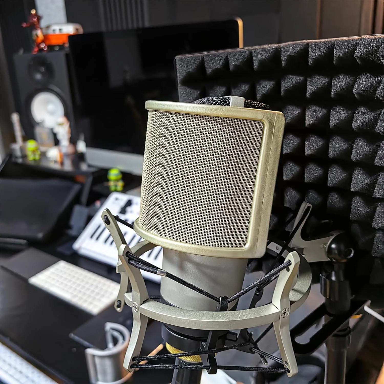 فیلتر پاپ میکروفون سه لایه ارتقا یافته U-tech با لایه های توری الاستیک، فوم و اتامین - پوشش محافظ بادگیر میکروفون و ماسک محافظ دستی ایده آل برای ضبط صدا، ویدیوهای یوتیوب و استریم (طلایی)