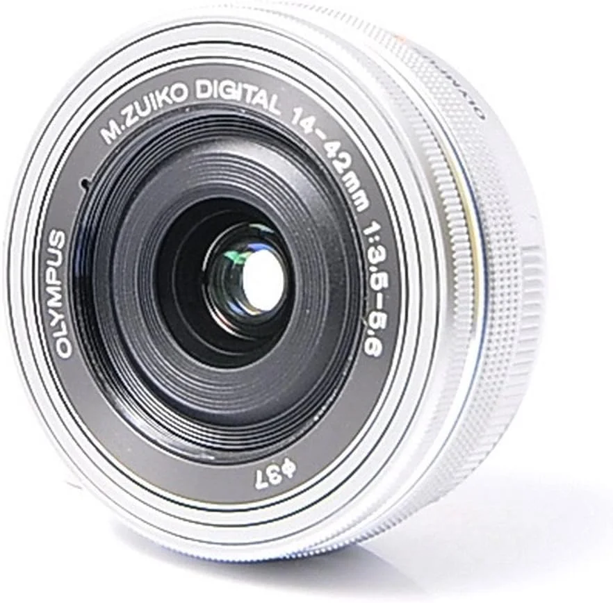 لنز المپوس M.Zuiko Digital 14-42 mm F3.5-5.6 EZ، زوم استاندارد، مناسب برای تمام دوربین های MFT (مدل های Olympus OM-D & PEN، سری Panasonic G)، نقره ای