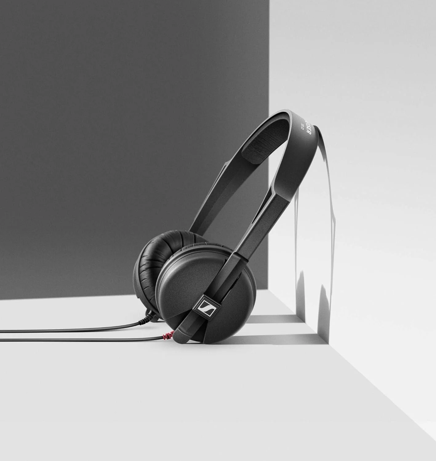 هدفون های رو گوشی پشت بسته سنهایزر HD 25 نسخه ویژه، برای دی جی و مانیتورینگ، با کپسول چرخشی برای گوش دادن تک گوش، شامل کیف حمل انحصاری و پدهای گوشی مخملی، رنگ مشکی