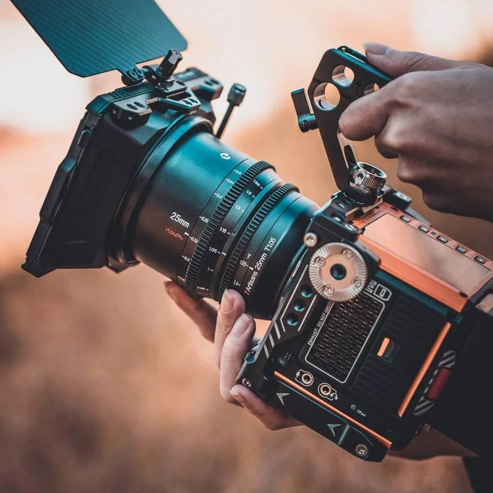 لنز سینمایی 25 میلی‌متری 7artisans با دیافراگم باز T1.05، زاویه دید عریض، فوکوس دستی و کمترین اعوجاج، سازگار با دوربین‌های بدون آینه Sony E Mount، مشکی