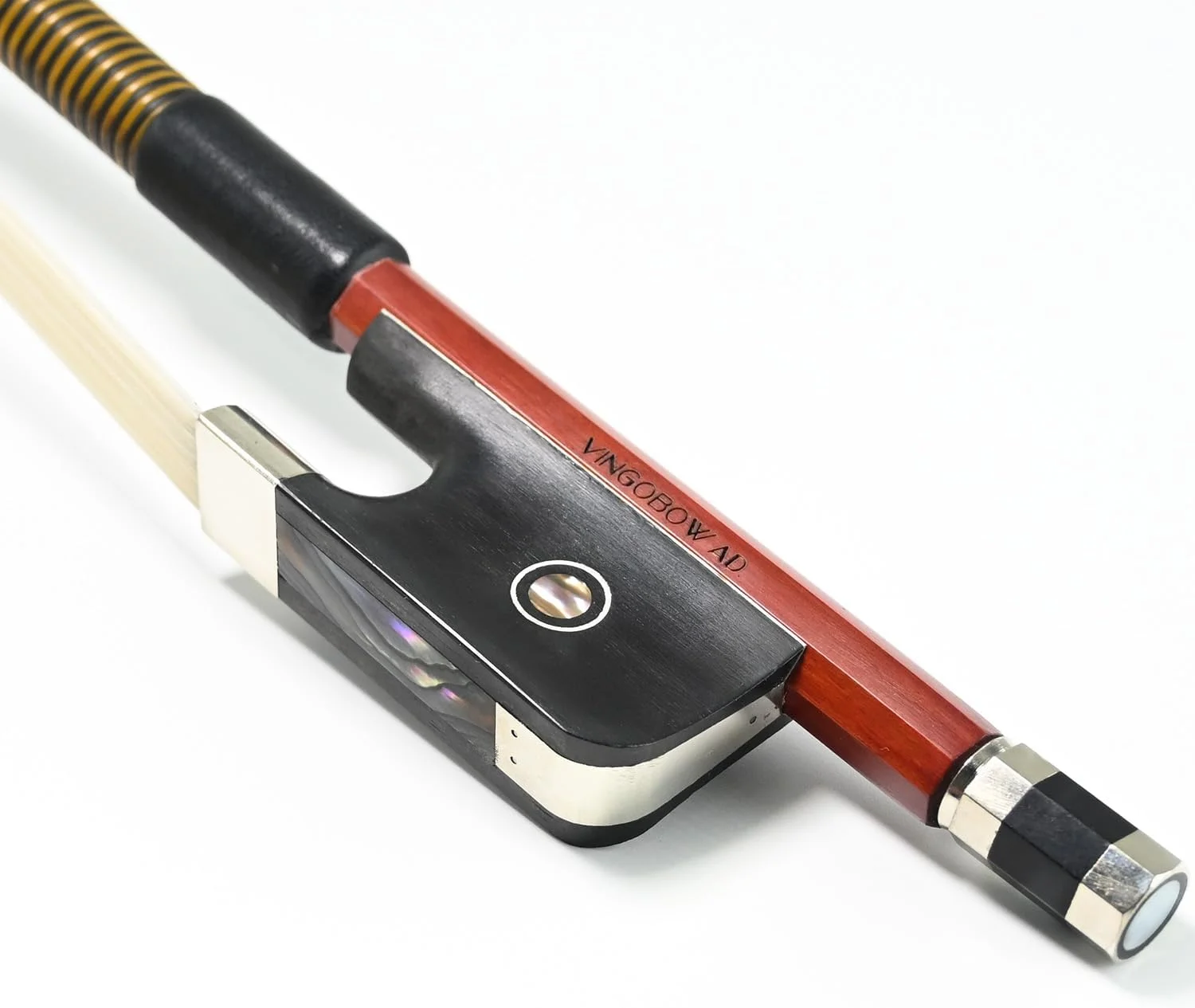 آرشه ویولن سل سایز کامل 1/2 به طول 68.5 سانتی متر، موی اسب سفید طبیعی، مدل فرانسوی ایستاده 310BF، صدف آبالون رنگارنگ، صاف و مناسب برای نوازندگان پیشرفته، قوی و با پرش عالی، پرنامبوکو، عملکرد، صدای گرم و واضح