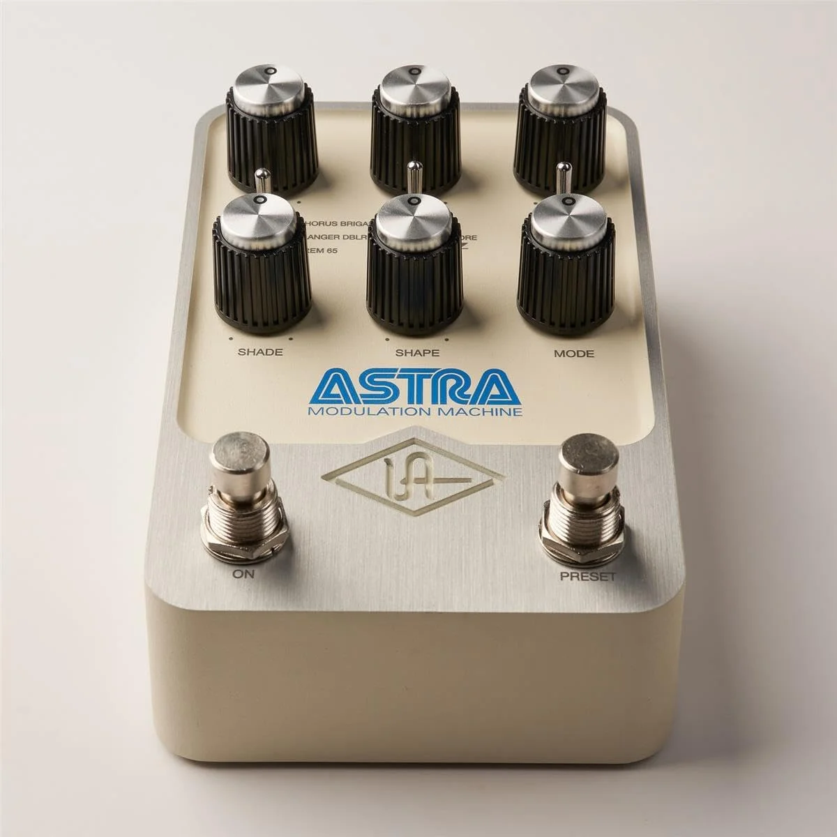 پدال استریو افکت‌های مدولاسیون یونیورسال آدیو UAFX Astra با Chorus Brigade، Flanger/Doubler و Amp Tremolo