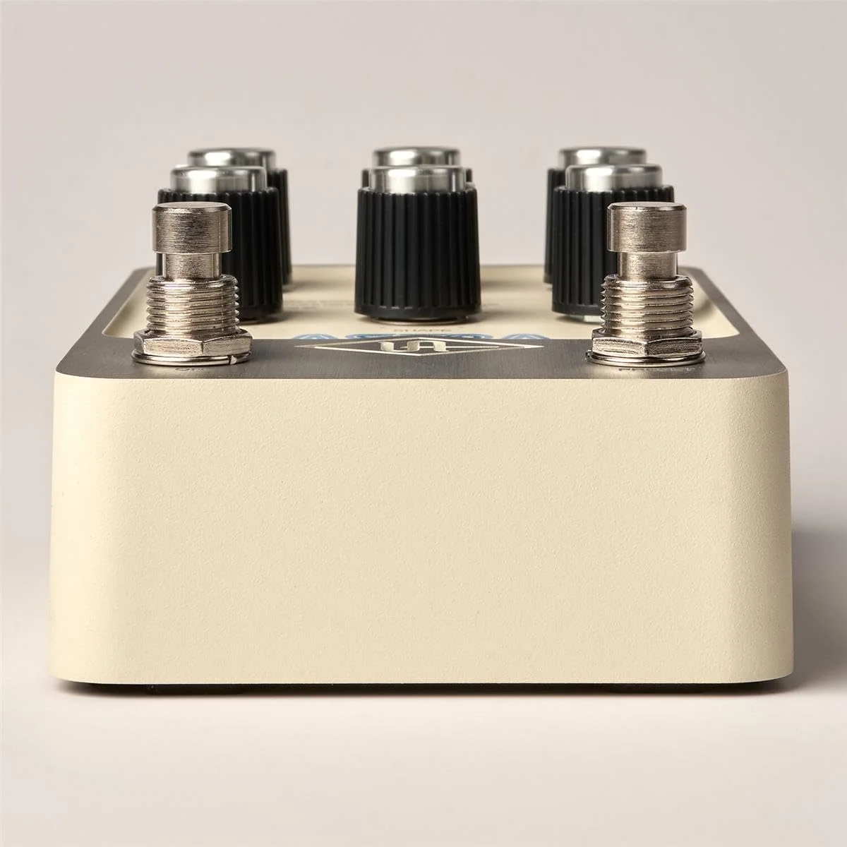 پدال استریو افکت‌های مدولاسیون یونیورسال آدیو UAFX Astra با Chorus Brigade، Flanger/Doubler و Amp Tremolo