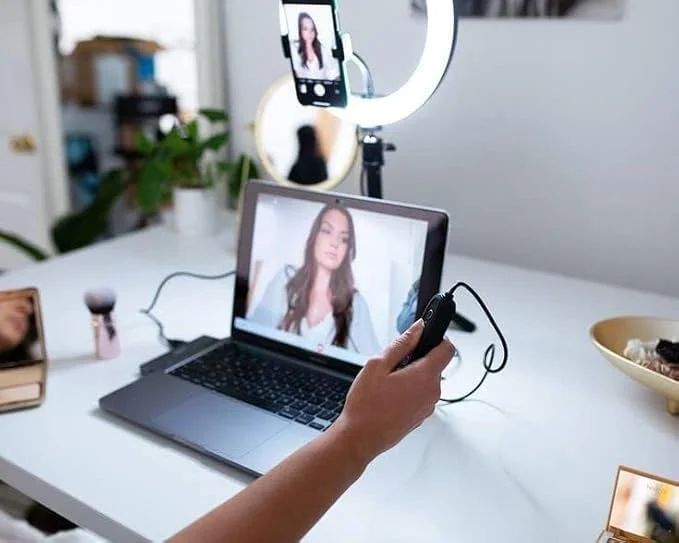 حلقه نور ال ای دی 10 اینچی قابل تنظیم و کم نور شونده برای جلسات مجازی، کار آنلاین و کنفرانس ویدئویی | حلقه نور رومیزی با پایه سه پایه و نگهدارنده تلفن هوشمند برای لپ تاپ، کامپیوتر و عکس های سلفی حلقه نور ال ای دی 10 اینچی قابل تنظیم و کم نور شونده برای جلسات مجازی، کار آنلاین و کنفرانس ویدئویی | حلقه نور رومیزی با پایه سه پایه و نگهدارنده تلفن هوشمند برای لپ تاپ، کامپیوتر و عکس های سلفی