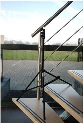 پایه نور فالکون آیز L-2440A/B با ارتفاع 240 سانتی متر و پایه های قابل تنظیم