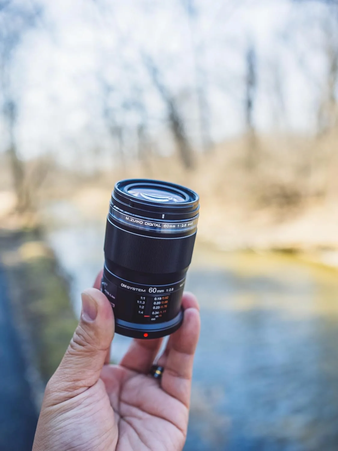 لنز ماکرو 60mm F2.8 OM SYSTEM Olympus M.Zuiko Digital ED برای دوربین های سیستم میکرو چهار سوم، طراحی مقاوم در برابر آب و هوا، سوییچ محدود کننده فوکوس، روشن