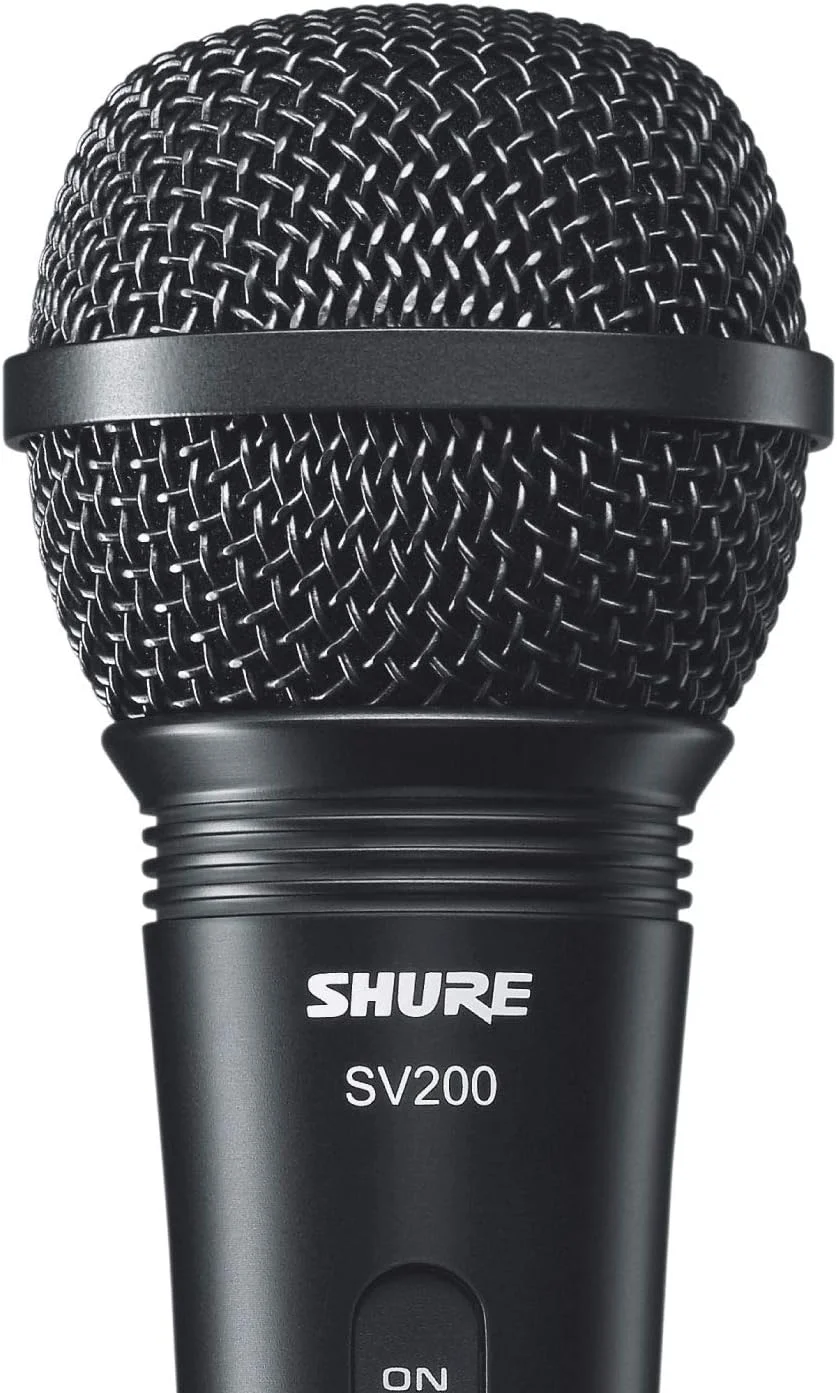 میکروفون دستی داینامیک کاردیوئید Shure SV200، پاسخ فرکانسی گسترده، کاهش فیدبک، برای آواز زنده و کارائوکه، مشکی