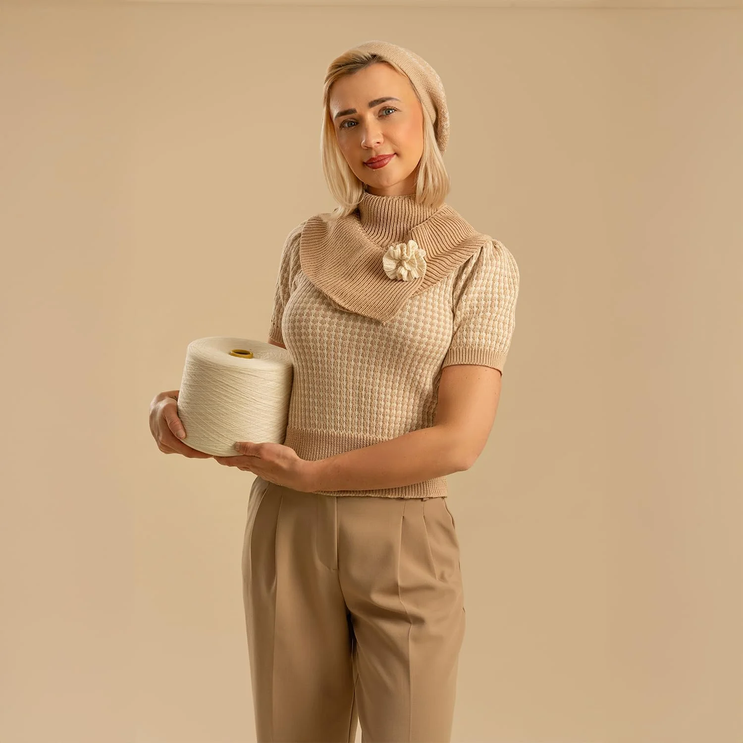 پس زمینه کاغذی بدون درز کیت برای عکاسی، کرم بژ (135x5 متر، عاجی) پس زمینه کاغذی بدون درز کیت برای عکاسی، کرم بژ (135x5 متر، عاجی)