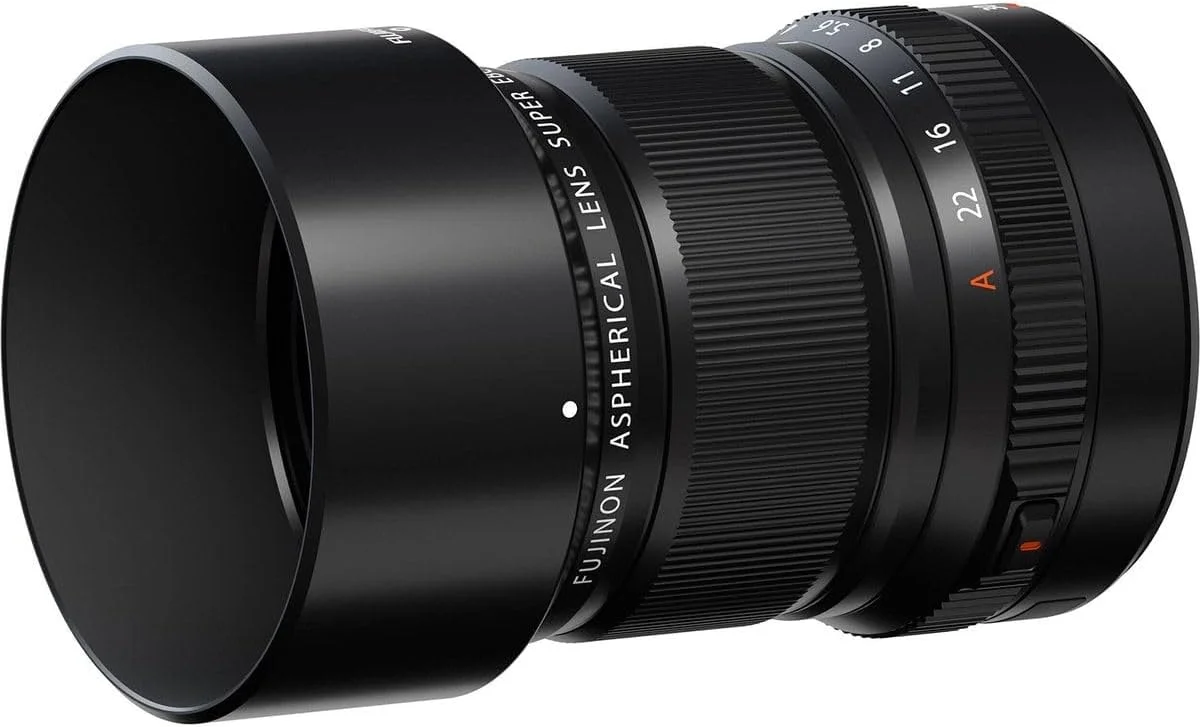 لنز ماکرو FUJIFILM XF 30mm f/2.8 R LM WR به شما امکان می دهد جزئیات نفیس و تصاویر با وضوح بالا را به راحتی ثبت کنید. این لنز که برای کار با دوربین های X-mount با فرمت APS-C طراحی شده است، فاصله کانونی معادل 45 میلی متری با طول نرمال را ارائه می دهد که آن را برای طیف گسترده ای از سوژه ها در نزدیکی و دور مفید می کند. این لنز ماکرو واقعی که بر اساس دهه‌ها پالایش اپتیکی طراحی شده است، نسبت بزرگنمایی 1:1 در اندازه واقعی و حداقل فاصله فوکوس 3.9 اینچی را برای ثبت نماهای نزدیک از سوژه های شما ارائه می دهد. طراحی اپتیکی دارای سه عنصر غیرکروی و دو عنصر ED است که با هم به طور قابل توجهی انحرافات کروی و اعوجاج را کاهش می دهند، در حالی که سطح بالایی از وضوح و دقت رنگ را نیز حفظ می کنند. یک موتور فوکوس خودکار خطی عملکرد فوکوس صاف و سریعی را ارائه می دهد و وضوح دقیقی را ارائه می دهد، و اپتیک یک دیافراگم نه تیغه ای گرد را برای بوکه دلپذیر هنگام عکاسی در دیافراگم های بزرگتر ارائه می دهد.