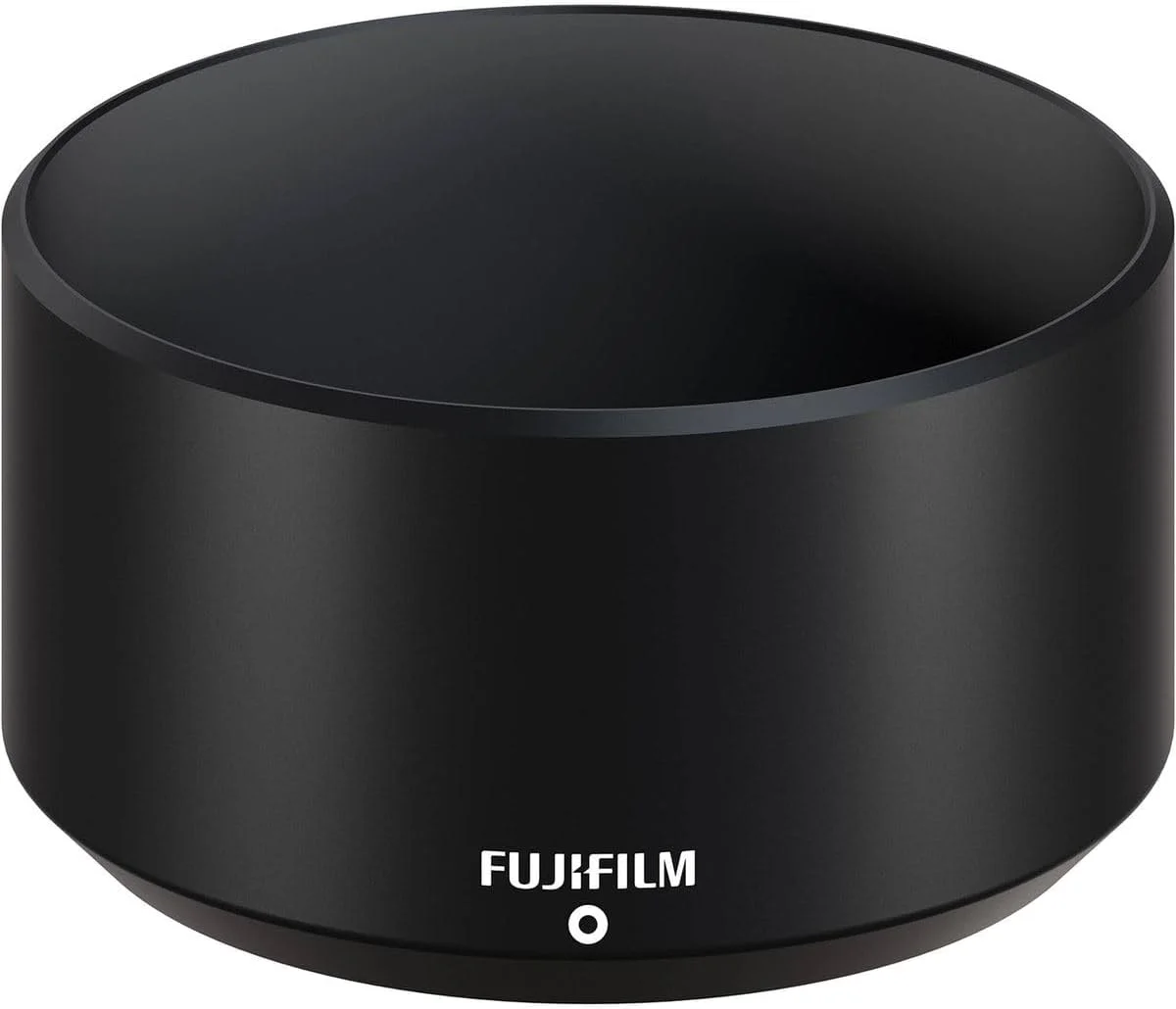 لنز ماکرو FUJIFILM XF 30mm f/2.8 R LM WR به شما امکان می دهد جزئیات نفیس و تصاویر با وضوح بالا را به راحتی ثبت کنید. این لنز که برای کار با دوربین های X-mount با فرمت APS-C طراحی شده است، فاصله کانونی معادل 45 میلی متری با طول نرمال را ارائه می دهد که آن را برای طیف گسترده ای از سوژه ها در نزدیکی و دور مفید می کند. این لنز ماکرو واقعی که بر اساس دهه‌ها پالایش اپتیکی طراحی شده است، نسبت بزرگنمایی 1:1 در اندازه واقعی و حداقل فاصله فوکوس 3.9 اینچی را برای ثبت نماهای نزدیک از سوژه های شما ارائه می دهد. طراحی اپتیکی دارای سه عنصر غیرکروی و دو عنصر ED است که با هم به طور قابل توجهی انحرافات کروی و اعوجاج را کاهش می دهند، در حالی که سطح بالایی از وضوح و دقت رنگ را نیز حفظ می کنند. یک موتور فوکوس خودکار خطی عملکرد فوکوس صاف و سریعی را ارائه می دهد و وضوح دقیقی را ارائه می دهد، و اپتیک یک دیافراگم نه تیغه ای گرد را برای بوکه دلپذیر هنگام عکاسی در دیافراگم های بزرگتر ارائه می دهد.