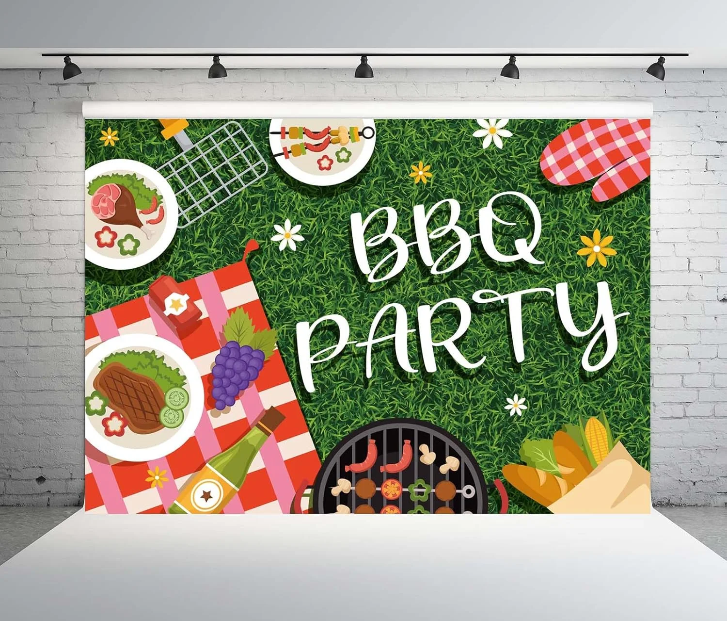 پس زمینه پارچه ای 213x152 سانتی متری بلکو برای مهمانی باربیکیو، چمن سبز، طرح شطرنجی قرمز و سفید، پس زمینه پیک نیک، مهمانی باربیکیو خانوادگی تابستانی، تولد، میز کیک، دکوراسیون، عکاسی استودیویی