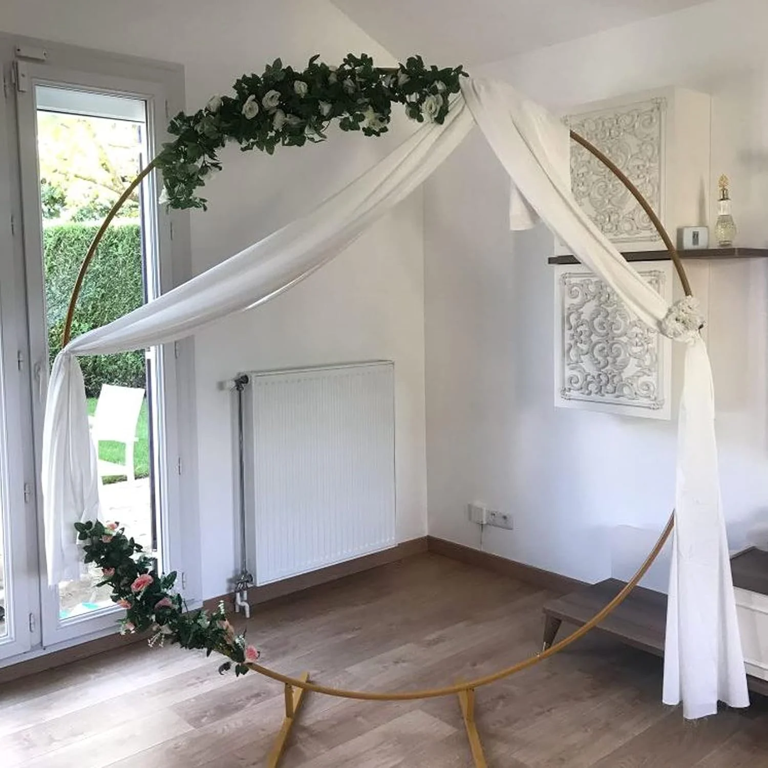 طاق فلزی مراسم عروسی با روکش طلایی، استند دایره ای 1.8 متری برای پس زمینه گل و تزئینات طاق فلزی مراسم عروسی با روکش طلایی، استند دایره ای 1.8 متری برای پس زمینه گل و تزئینات