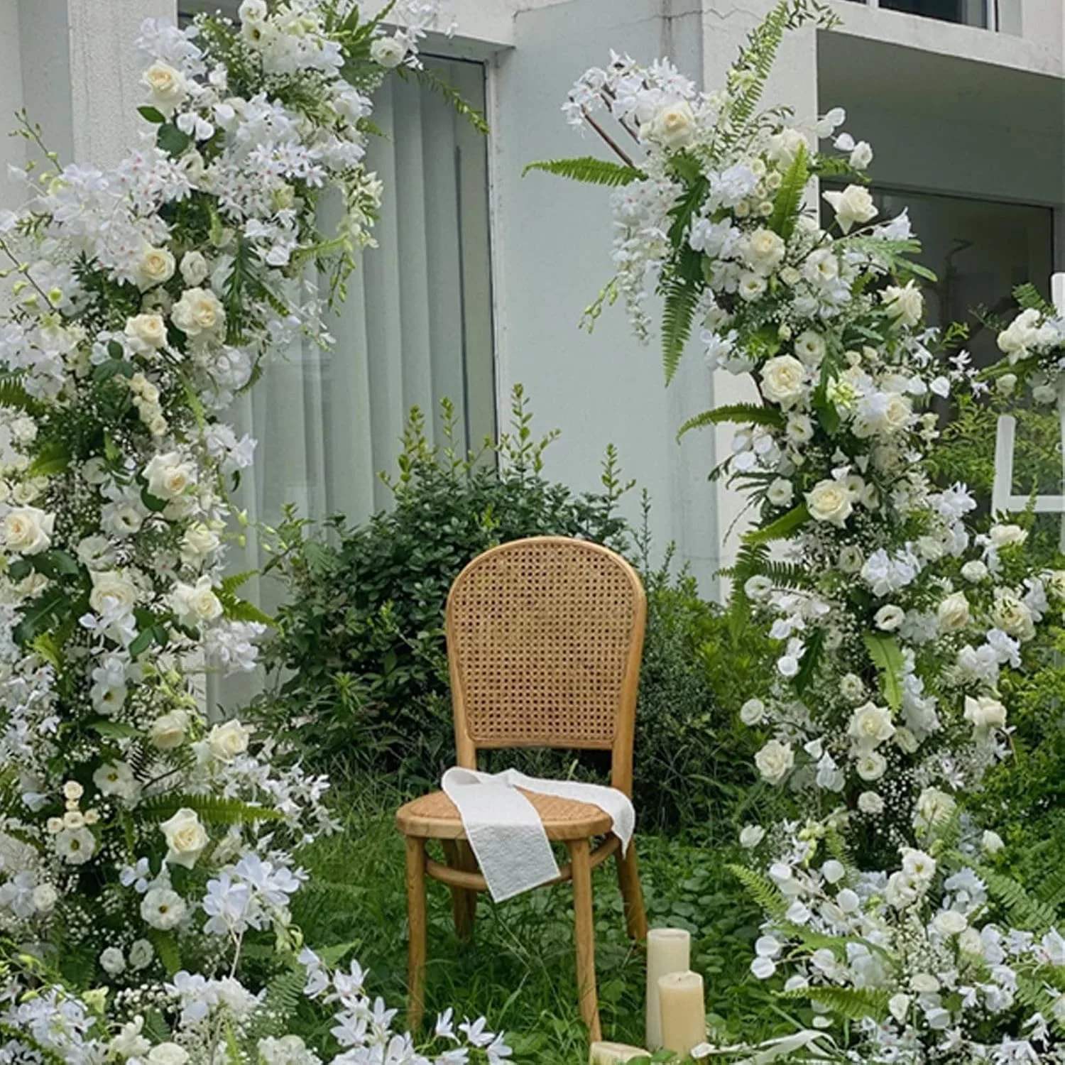 استند پس زمینه طاق دار 2 عددی - 2.5 متر و 2.1 متر، مونتاژ آسان استند طاق فلزی برای گیاهان رونده باغی فضای باز/داخلی و دکوراسیون مراسم عروسی/تولد/فارغ التحصیلی، سفید