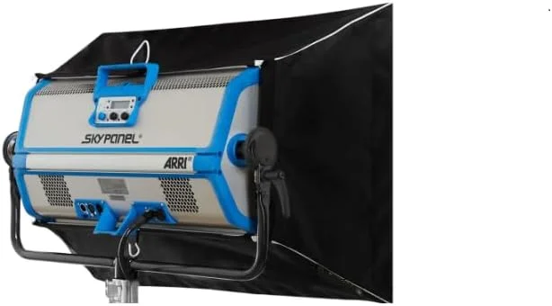 سافت باکس R&m به همراه گرید و دیفیوزر 1/2 برای ARRI Skypanel S60