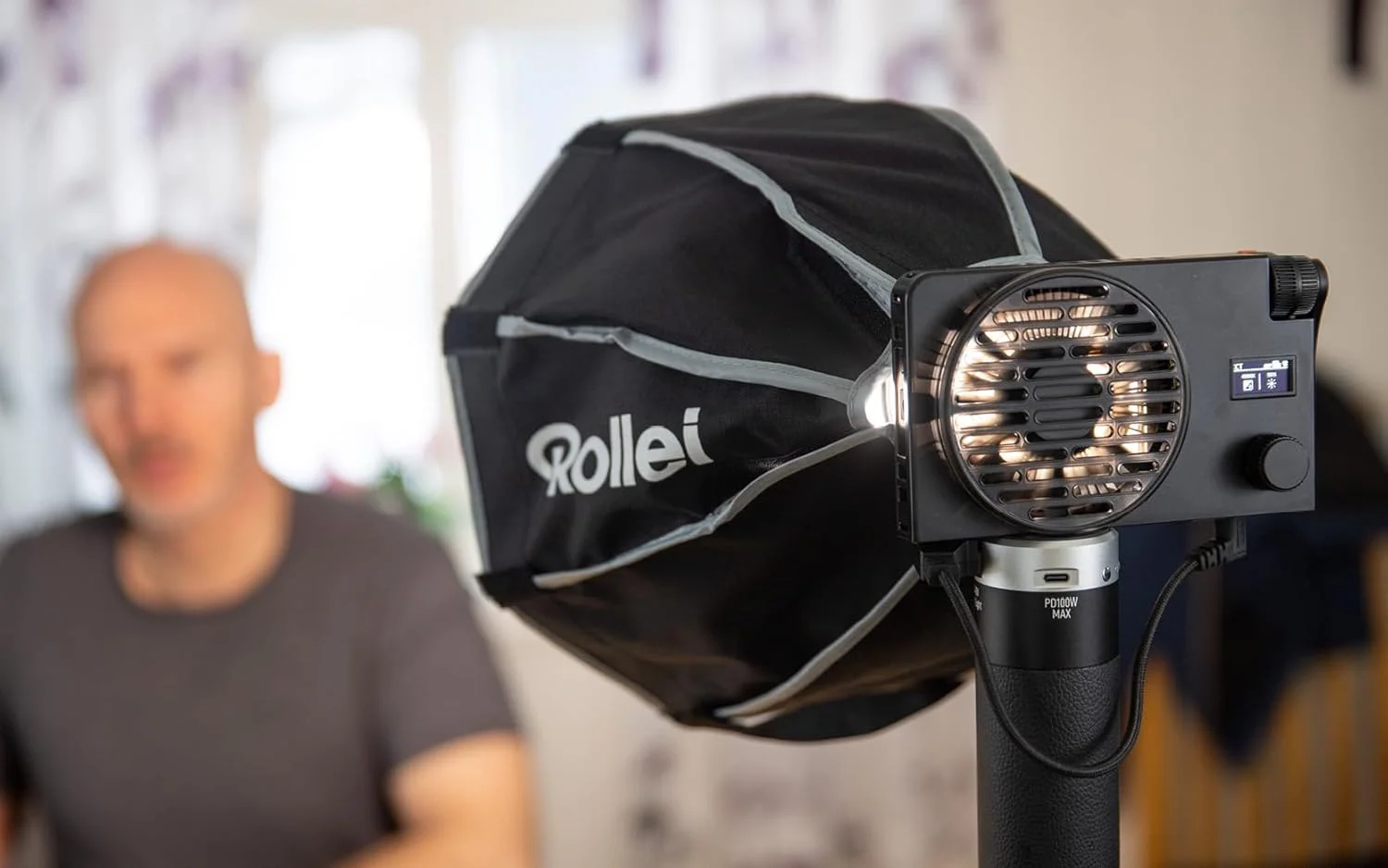  سافت باکس سهموی رولی، 30 سانتی متر، سازگار با Lux، بهینه شده برای سفر، شکل تقریباً گرد، پوشش داخلی نقره ای، نور ملایم با کنترل