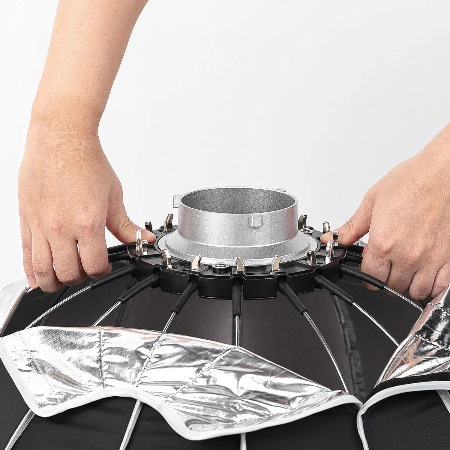 سافت باکس پارابولیک عمیق 120 سانتی متری AMBITFUL مدل Double O1 با قابلیت باز شدن سریع + گرید لانه زنبوری و کیف حمل | سافت باکس با مانت بوئنز و قابلیت تاشو سریع برای نور LED ویدئویی و فلاش استروب، مشکی