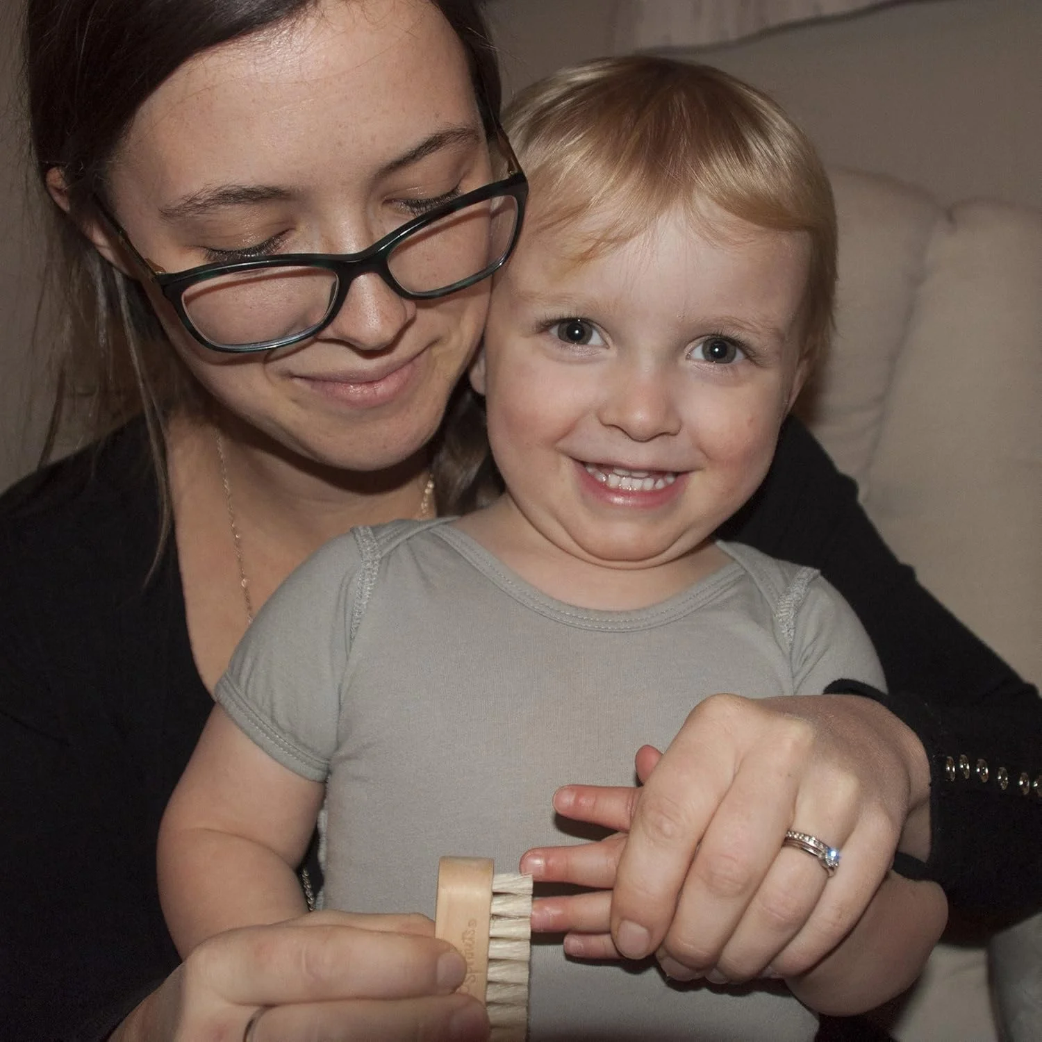 برس ناخن کودک گرین اسپراوتس، به آرامی ناخن های کودک را تمیز می کند، موهای نرم و طبیعی برای راحتی، دسته چوبی با گرفتن آسان، ساخته شده از مواد طبیعی و غیر نفتی