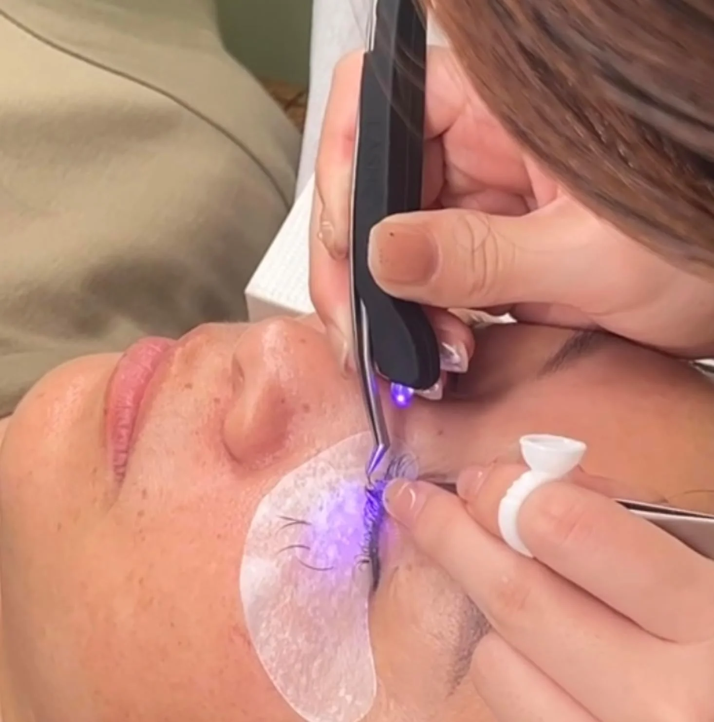 لامپ UV مژه با موچین – ابزار دقیق برای خشک کردن اکستنشن مژه | خشک کن LED قابل حمل ناخن و مژه با گیره | لامپ مینی UV قابل شارژ USB برای متخصصان مژه