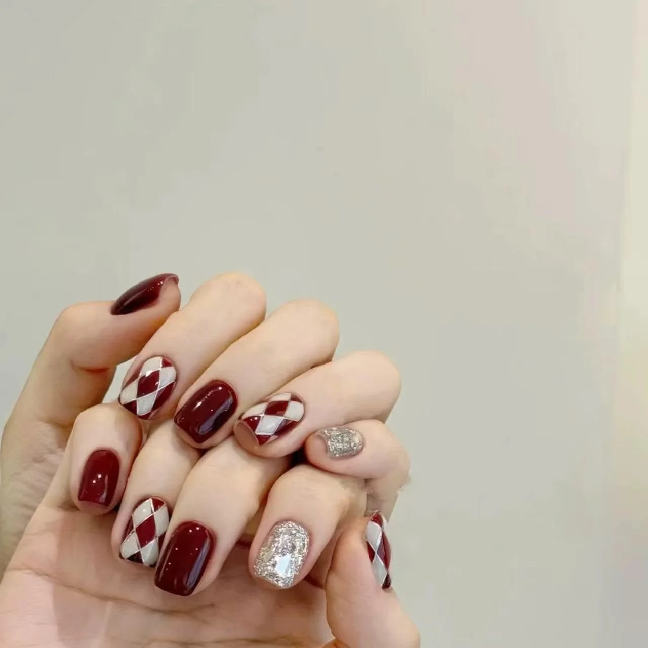 HN'LEIFAIRY ناخن مصنوعی 14 عددی، مربعی متوسط، قرمز براق با طرح، ناخن های مصنوعی قابل استفاده مجدد با چسب، ناخن های اکریلیک گرادیانی برای زنان و دختران (m) HN'LEIFAIRY ناخن مصنوعی 14 عددی، مربعی متوسط، قرمز براق با طرح، ناخن های مصنوعی قابل استفاده مجدد با چسب، ناخن های اکریلیک گرادیانی برای زنان و دختران (m)