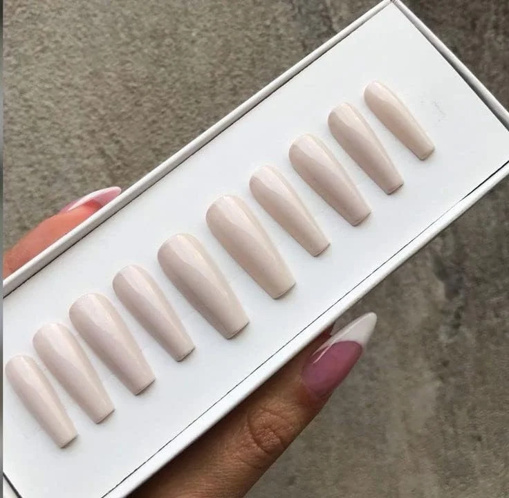 ناخن مصنوعی چسبی طرح دار (۱۲ عدد) به همراه چسب و وسایل مانیکور برای بانوان (بژ ساده)