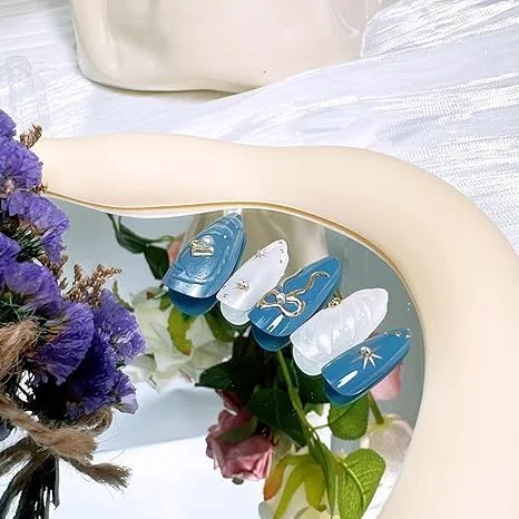 ناخن مصنوعی آبی تزویق 24 عددی با چسب، طرح ستاره نگین دار صدف آبی، طول متوسط پوشش کامل، پاپیون سه بعدی مروارید مهره های طلایی الماس، ناخن های مصنوعی اکریلیک نوک فرانسوی برای زنان