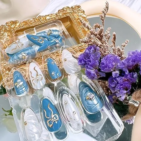 ناخن مصنوعی آبی تزویق 24 عددی با چسب، طرح ستاره نگین دار صدف آبی، طول متوسط پوشش کامل، پاپیون سه بعدی مروارید مهره های طلایی الماس، ناخن های مصنوعی اکریلیک نوک فرانسوی برای زنان