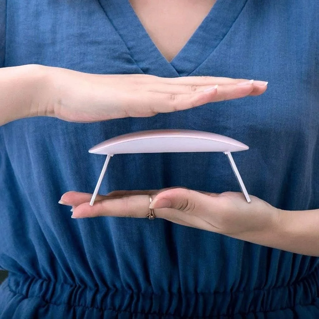 دستگاه خشک کن لاک ناخن ال ای دی یو وی با طراحی موس و اندازه کوچک مناسب برای لاک های ژلی، مانیکور و پدیکور