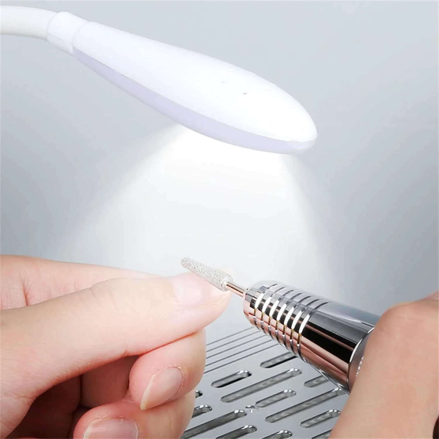 دستگاه جمع کننده گرد و غبار ناخن شارژی 2 در 1 با توان 80 وات، دریل ناخن به همراه چراغ، جاروبرقی قدرتمند ناخن، تجهیزات تمیز کننده سالن آرایش ناخن کاربردی، سفید